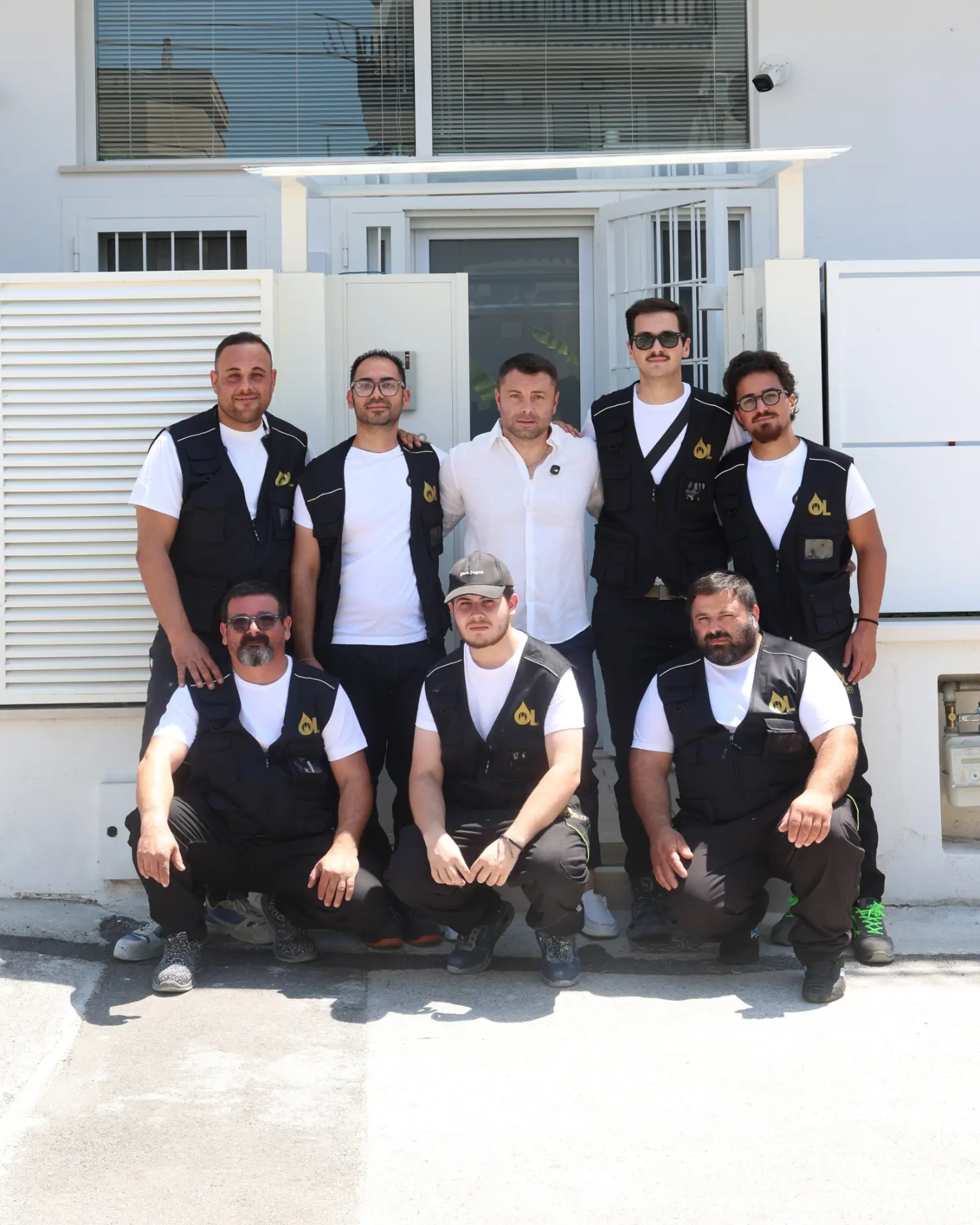 Team OL Impianti in uniforme davanti alla sede aziendale